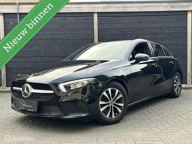 Zwart Gebruikt 2021 Mercedes A180 Business Hatchback | € 23.950 (Eerlijke prijs) - Afbeelding 1/4