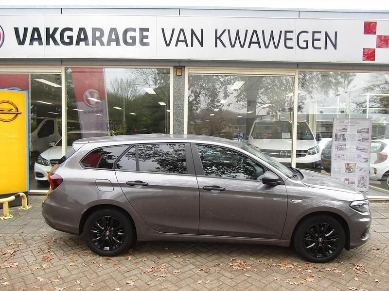 Grijs, metallic lak Gebruikt 2020 Fiat Tipo Street Stationwagen | € 12.450 (Eerlijke prijs) - Afbeelding 1/4
