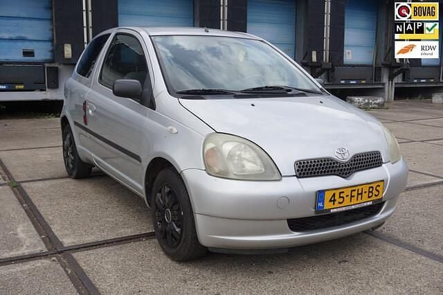 Grijs Gebruikt 2000 Toyota Yaris Luna Hatchback | € 1.495 (Goede deal) - Afbeelding 1/4