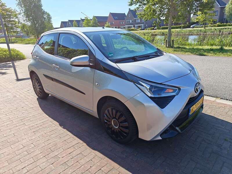 Grijs Gebruikt 2020 Toyota Aygo X-play Hatchback | € 10.500 (Eerlijke prijs) - Afbeelding 1/4