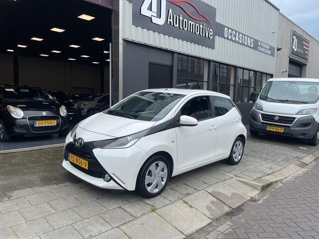 Wit Gebruikt 2017 Toyota Aygo X-play Hatchback | € 6.999 (Eerlijke prijs) - Afbeelding 1/3