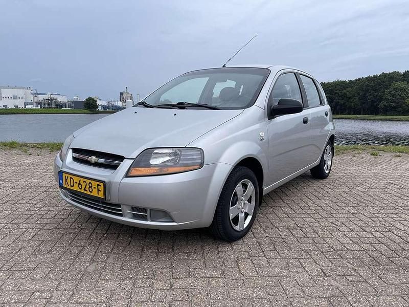 Grijs Gebruikt 2006 Chevrolet Kalos Hatchback | € 1.399 (Eerlijke prijs) - Afbeelding 1/4