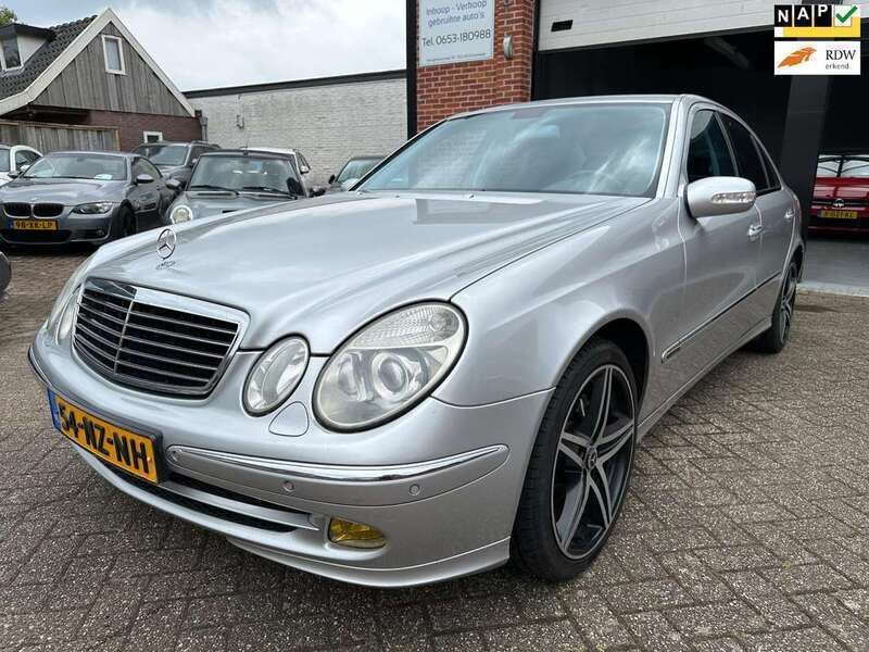 Grijs, metallic lak Gebruikt 2004 Mercedes E200 Avantgarde Sedan | € 4.950 (Eerlijke prijs) - Afbeelding 1/4