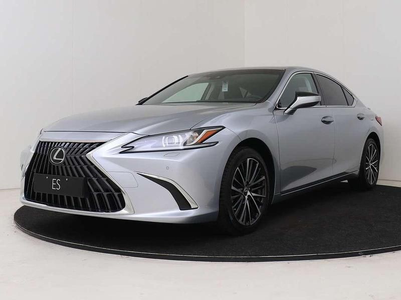 Grijs, metallic lak Nieuw 2025 Lexus ES300 Sedan | € 59.995 (Duur) - Afbeelding 1/4