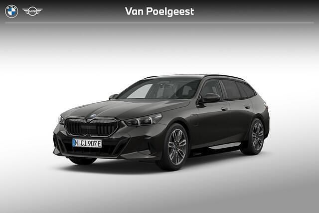 Sophistograu brillianteffect metallic (a90) (grijs metallic) Nieuw 2025 BMW 530e M Sport Stationwagen | € 87.974 (Goede deal) - Afbeelding 1/4