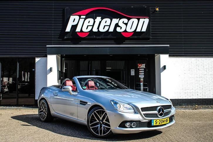 Grijs, metallic lak Gebruikt 2012 Mercedes SLK250 AMG Cabriolet | € 16.499 - Afbeelding 1/4