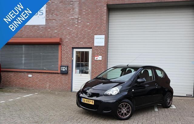 Zwart Gebruikt 2009 Toyota Aygo Comfort Hatchback | € 1.699 (Goede deal) - Afbeelding 1/4