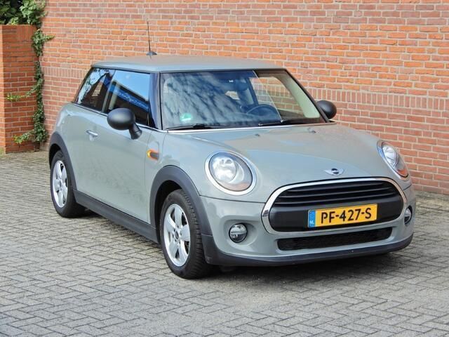 Grijs, metallic lak Gebruikt 2017 Mini ONE Salt Hatchback | € 16.500 (Iets duurder) - Afbeelding 1/4