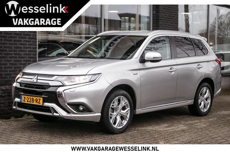 Grijs Occasion 2024 Mitsubishi Outlander Intense SUV | € 23.900 - Afbeelding 1/4
