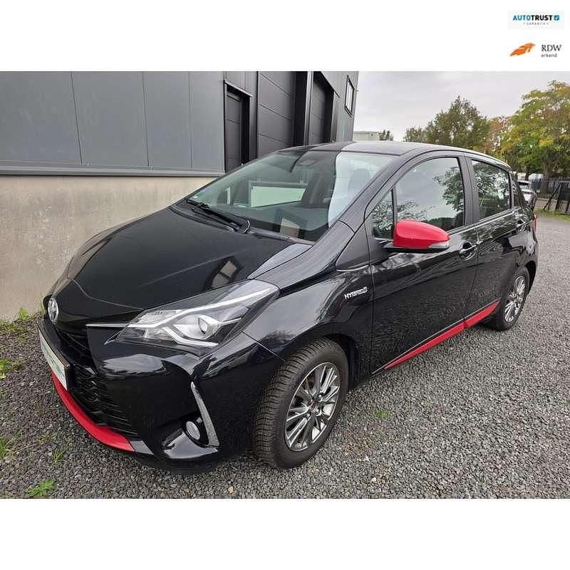 Zwart Gebruikt 2017 Toyota Yaris Hybrid Executive Hatchback | € 14.450 (Super prijs) - Afbeelding 1/4
