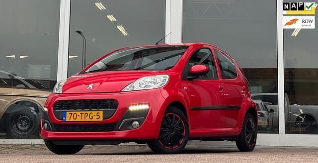 Rood Gebruikt 2012 Peugeot 107 Active Hatchback | € 4.994 (Eerlijke prijs) - Afbeelding 1/3