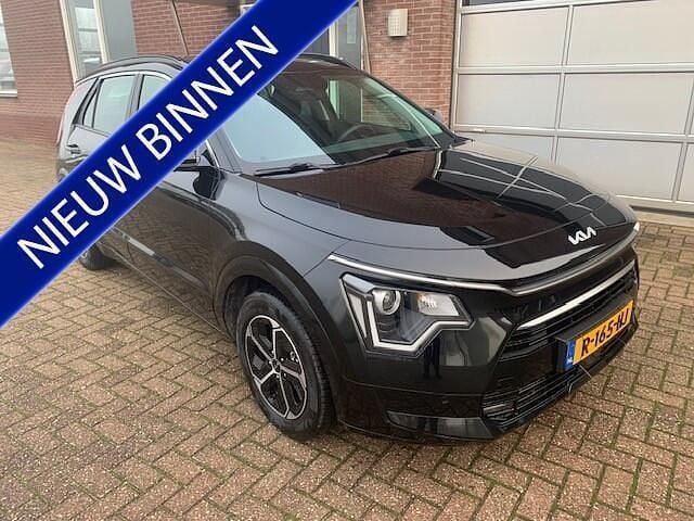 Zwart (metallic) Gebruikt 2022 Kia Niro SUV | € 26.950 (Goede deal) - Afbeelding 1/4