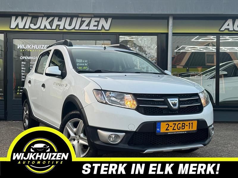 Wit Gebruikt 2015 Dacia Sandero Lauréate Hatchback | € 5.950 (Goede deal) - Afbeelding 1/4