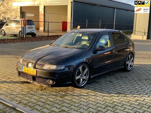 Zwart, metallic lak Gebruikt 2005 Seat Leon Hatchback | € 2.299 - Afbeelding 1/4