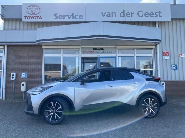 Grijs, metallic lak Nieuw 2024 Toyota C-HR SUV | € 36.975 (Eerlijke prijs) - Afbeelding 1/4