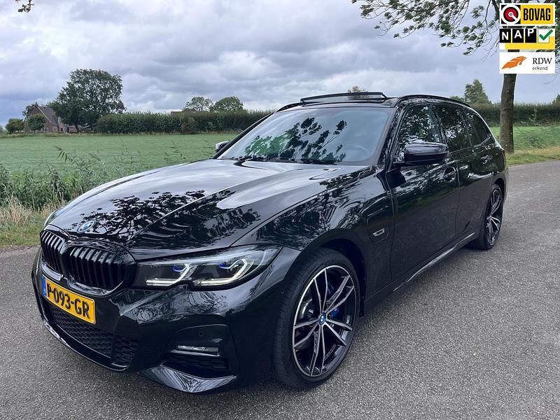 Zwart Occasion 2022 BMW 330 Stationwagen | € 36.950 (Eerlijke prijs) - Afbeelding 1/4