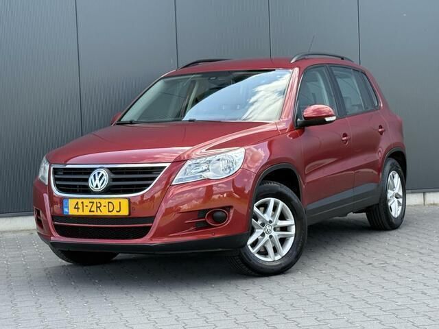 Rood, metallic lak Gebruikt 2008 VW Tiguan Comfortline SUV | € 4.995 (Eerlijke prijs) - Afbeelding 1/4