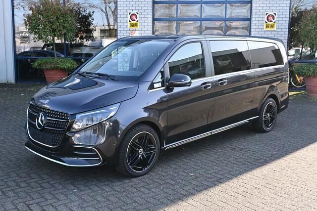 Grijs Gebruikt 2024 Mercedes V300 AMG MPV | € 132.950 - Afbeelding 1/4