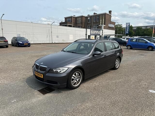 Grijs Gebruikt 2007 BMW 320 Executive Stationwagen | € 1.950 (Super prijs) - Afbeelding 1/4
