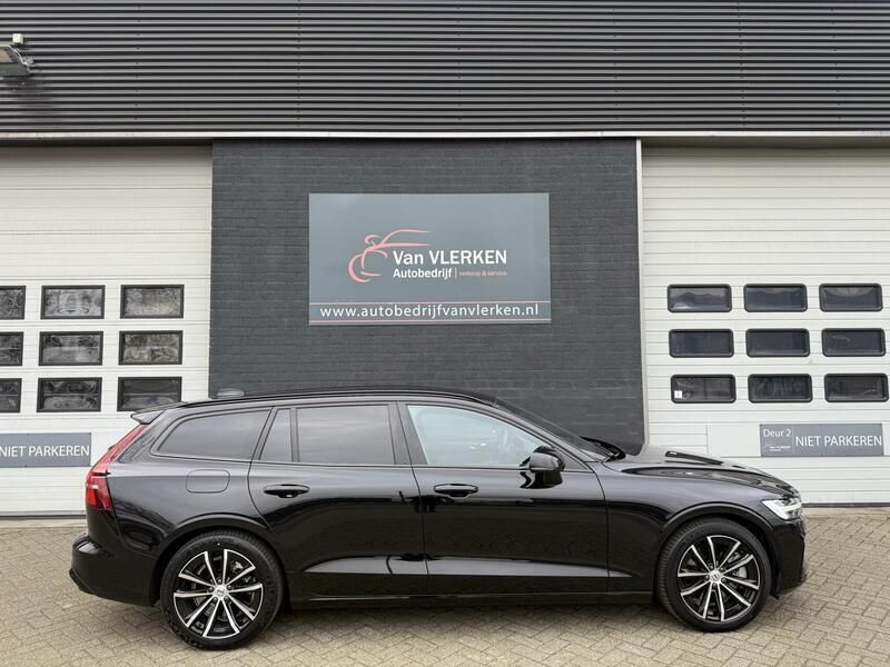 Zwart Gebruikt 2023 Volvo V60 Plus Stationwagen | € 41.400 (Goede deal) - Afbeelding 1/4