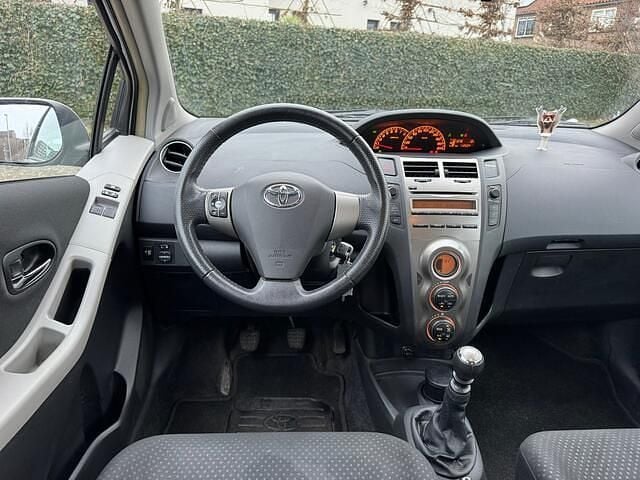 Occasion Toyota Yaris 99 PK (72 kW) 2010 Grijs (metallic) Hatchback