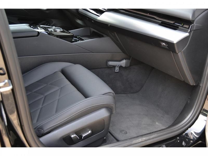 Occasion BMW 530e Shadowline 190 PK (139 kW) 2024 Saphirschwarz (donker zwart metallic) Sedan