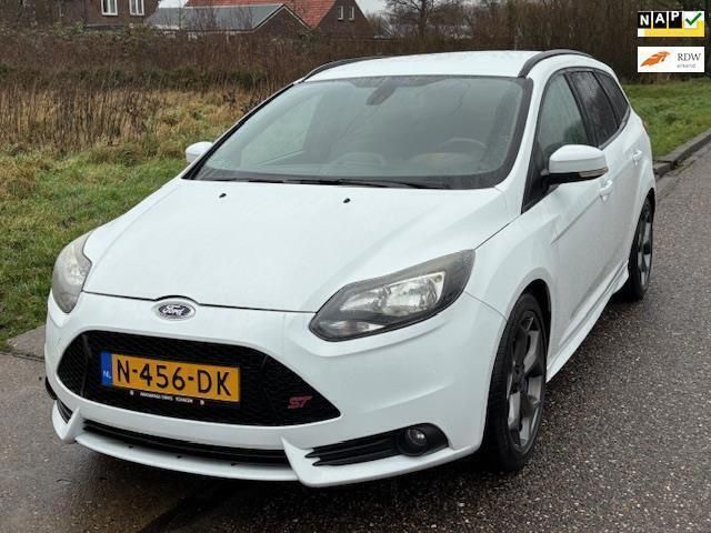 Wit Gebruikt 2012 Ford Focus ST Stationwagen | € 10.749 (Goede deal) - Afbeelding 1/4