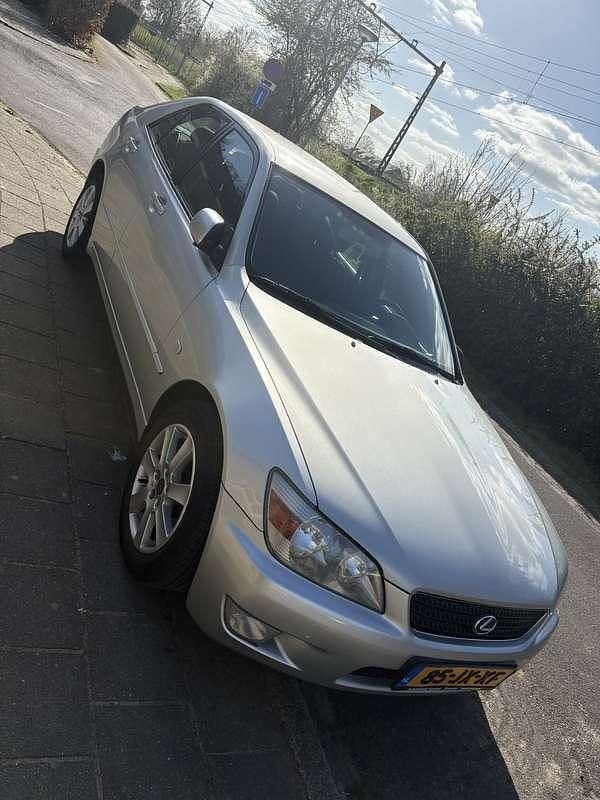 Grijs Gebruikt 2002 Lexus IS200 Business Edition Sedan | € 4.850 (Eerlijke prijs) - Afbeelding 1/4