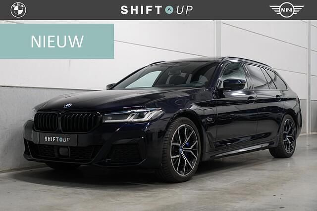 Zwart Gebruikt 2023 BMW 530e M Sport Stationwagen | € 44.940 (Eerlijke prijs) - Afbeelding 1/2