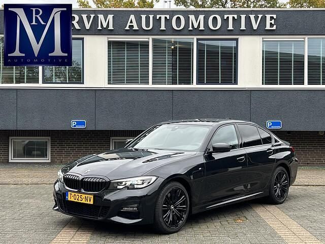 Zwart Gebruikt 2019 BMW 330 Executive Sedan | € 29.877 (Eerlijke prijs) - Afbeelding 1/4