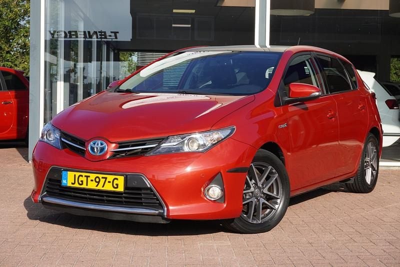 Rood Gebruikt 2015 Toyota Auris Hybrid Executive Sedan | € 12.950 (Eerlijke prijs) - Afbeelding 1/4