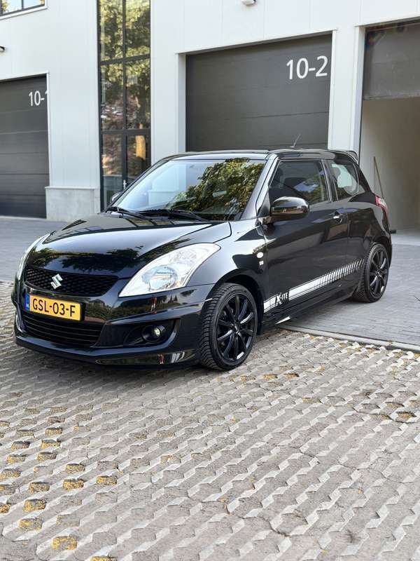 Zwart Gebruikt 2013 Suzuki Swift Hatchback | € 8.000 (Iets duurder) - Afbeelding 1/1