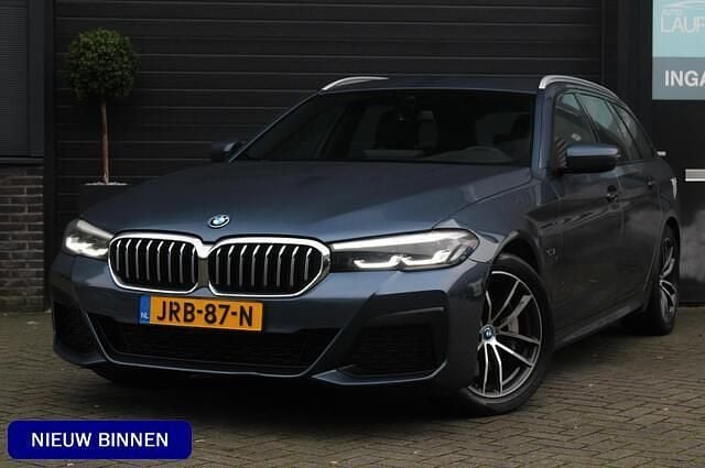Blauw (metallic) Gebruikt 2023 BMW 530e M Sport Stationwagen | € 36.995 (Goede deal) - Afbeelding 1/4
