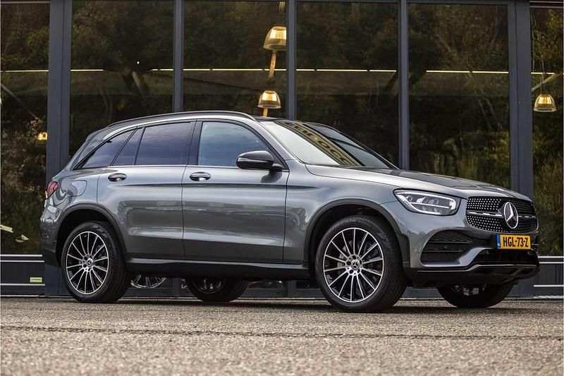 Grijs Gebruikt 2021 Mercedes GLC300e Business SUV | € 43.950 (Eerlijke prijs) - Afbeelding 1/4
