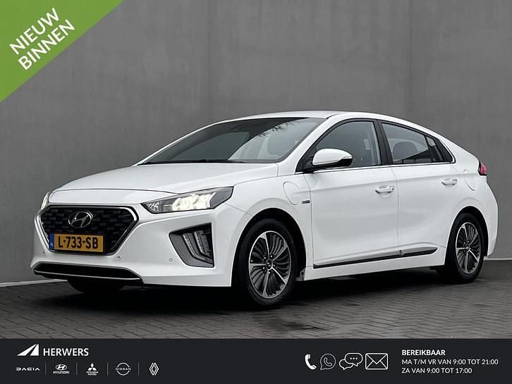 Ceramic white (waw) Occasion 2020 Hyundai Ioniq Premium Hatchback | € 17.935 (Eerlijke prijs) - Afbeelding 1/4