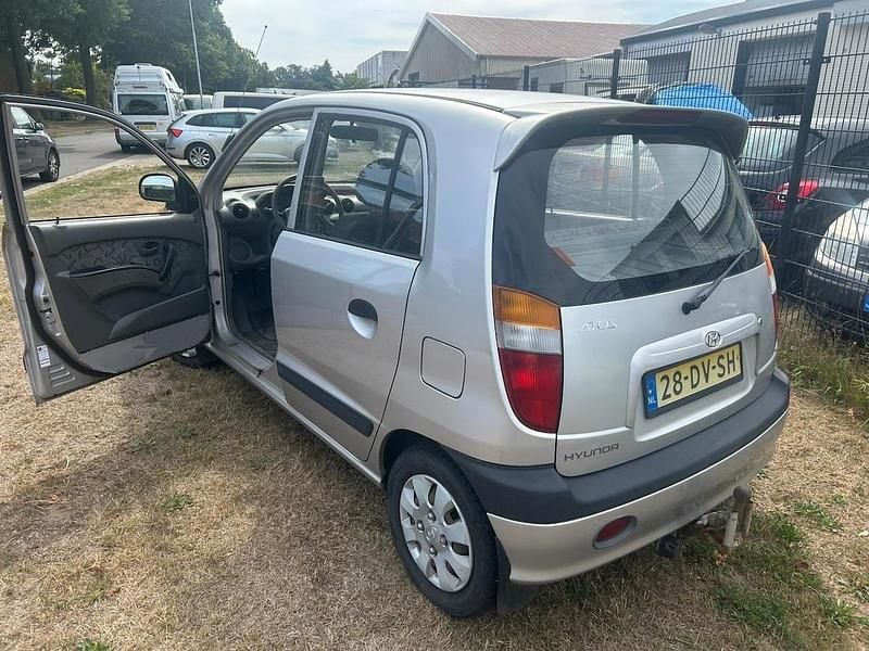 Grijs (metallic) Occasion 2000 Hyundai Atos Hatchback | € 900 (Goede deal) - Afbeelding 1/4