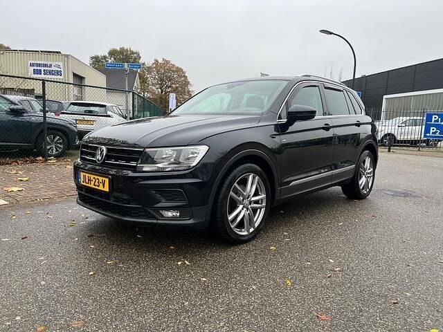 Zwart Gebruikt 2018 VW Tiguan Highline SUV | € 19.950 (Eerlijke prijs) - Afbeelding 1/4