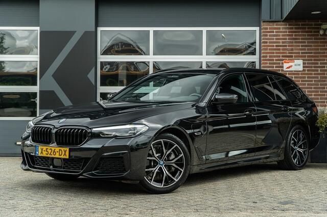 Zwart Gebruikt 2022 BMW 530e M Sport Stationwagen | € 44.900 (Eerlijke prijs) - Afbeelding 1/4