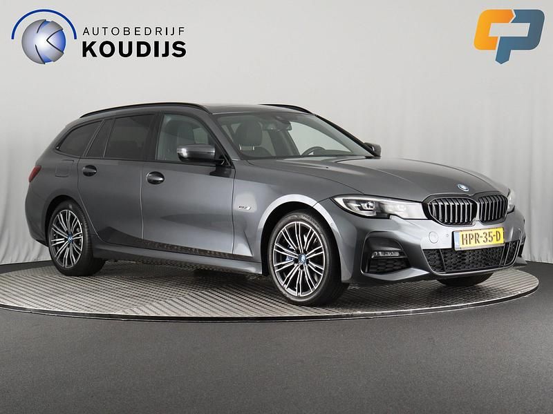 Grijs Gebruikt 2022 BMW 330e M Sport Stationwagen | € 31.990 (Goede deal) - Afbeelding 1/4