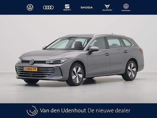 Grijs Gebruikt 2024 VW Passat Business Stationwagen | € 33.140 (Eerlijke prijs) - Afbeelding 1/4