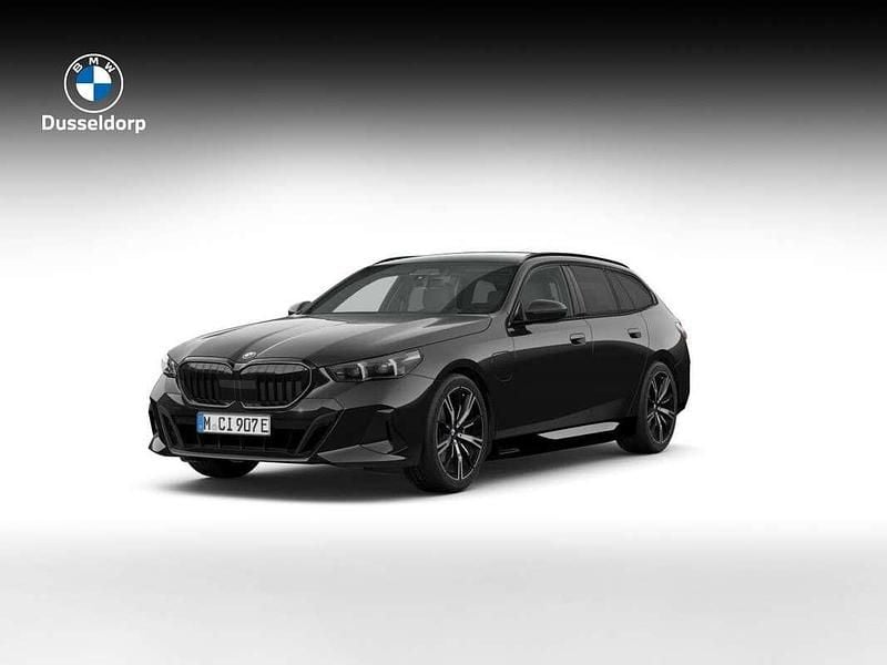 Zwart Nieuw 2025 BMW 530e M Sport Stationwagen | € 84.859 (Super prijs) - Afbeelding 1/4