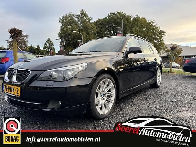 Zwart Gebruikt 2009 BMW 525 Exclusive Stationwagen | € 7.950 (Eerlijke prijs) - Afbeelding 1/4