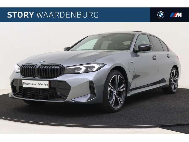 Grijs, metallic lak Gebruikt 2024 BMW 320 Executive Sedan | € 46.495 (Iets duurder) - Afbeelding 1/4