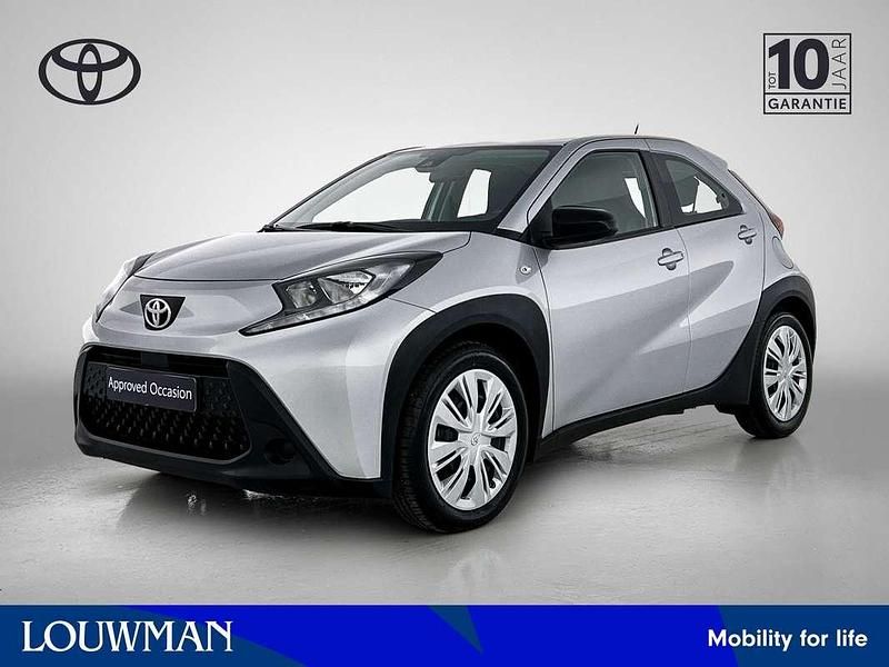 Zilver Gebruikt 2024 Toyota Aygo Play Hatchback | € 20.445 (Goede deal) - Afbeelding 1/3