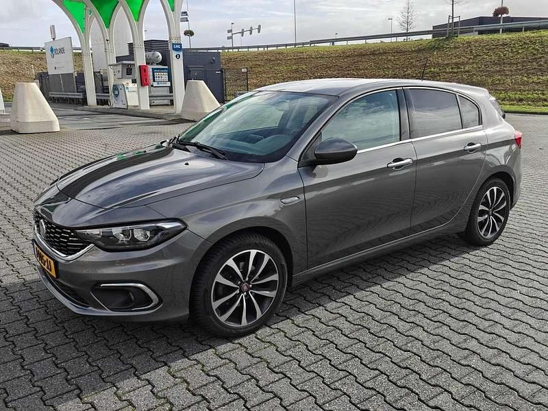 Grijs Gebruikt 2016 Fiat Tipo Business Hatchback | € 10.500 (Eerlijke prijs) - Afbeelding 1/4