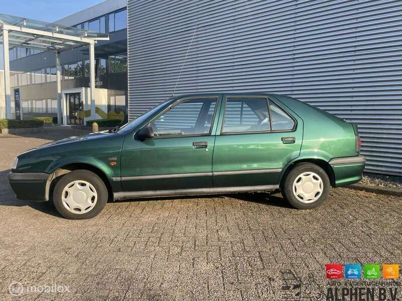 Groen Gebruikt 1995 Renault 19 Hatchback | € 2.950 - Afbeelding 1/4