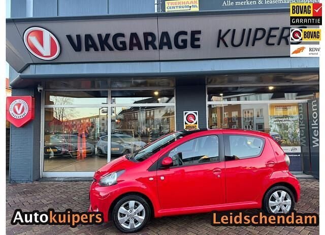 Rood Occasion 2014 Toyota Aygo Hatchback | € 6.450 (Eerlijke prijs) - Afbeelding 1/4