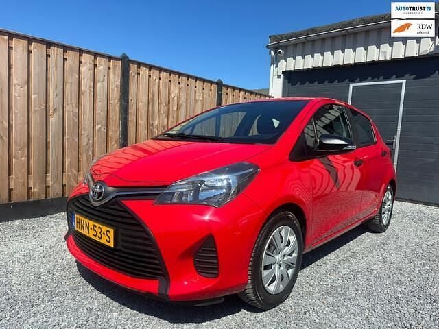 Rood Gebruikt 2016 Toyota Yaris Hatchback | € 9.650 (Goede deal) - Afbeelding 1/4