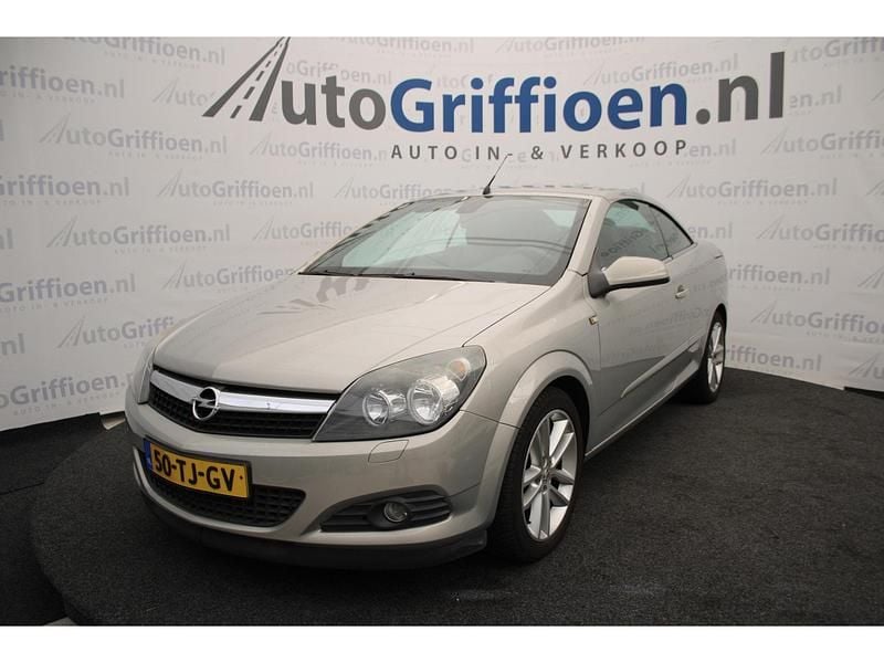 Grijs Gebruikt 2006 Opel Astra Cabriolet Cosmo Cabriolet | € 2.790 (Eerlijke prijs) - Afbeelding 1/4