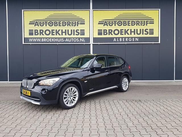 Zwart (metallic) Gebruikt 2010 BMW X1 Executive SUV | € 6.950 (Super prijs) - Afbeelding 1/4